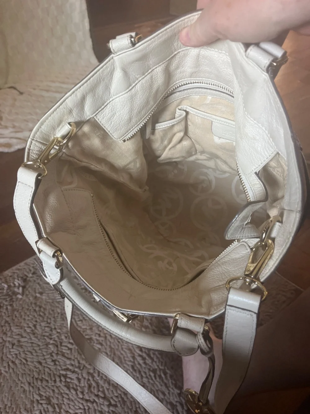 Michael Kors Kingsbury leather bucket tote off-white